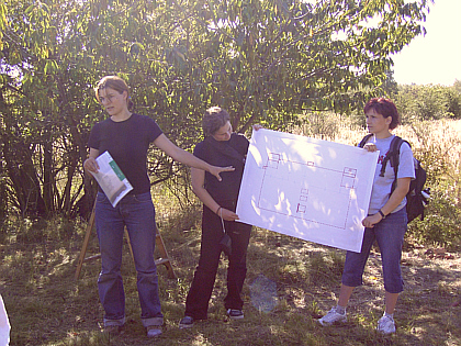 Bärbel explains the drawing Marlene and Tara hold up.