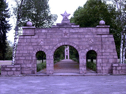 picture of entry gate to the memorial Ehrenhain Zeithain